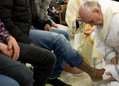 pope francis washes prisoners feet